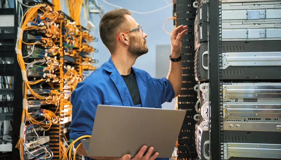 Técnico revisa instalación networking