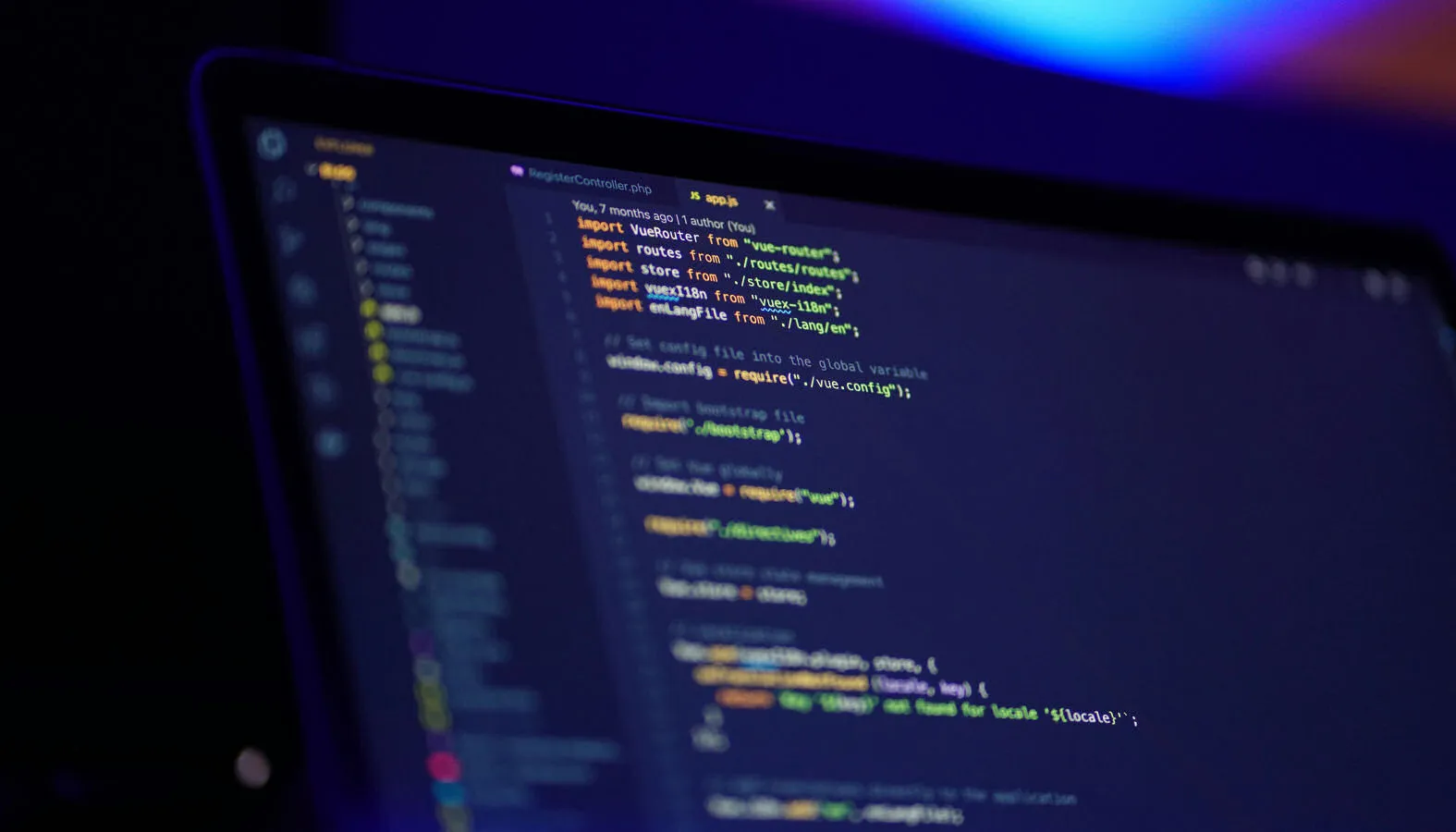 Pantalla de ordenador mostrando el código fuente de programación de una solución de software